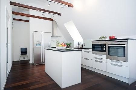 suelo de tarima oscura decoración suelo de parquet sofá gris muebles blancos decoración limpieza en ático diáfano interiorismo atico con terraza estilo nórdico atico estilo nórdico estilo escandinavo electrodomésticos silenciosos diseño de exteriores decoración estilo nórdico decoración escandinava decoración diáfana decoración de áticos cocina con isla moderna blanca cocina con isla estilo nordico cocina con isla atico cocina blanca blog deco blog de interiorismo blog de decoración ático diáfano atico con vigas en el techo atico con terraza diseño 