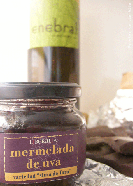 Tartaletas de chocolate y uvas al vino