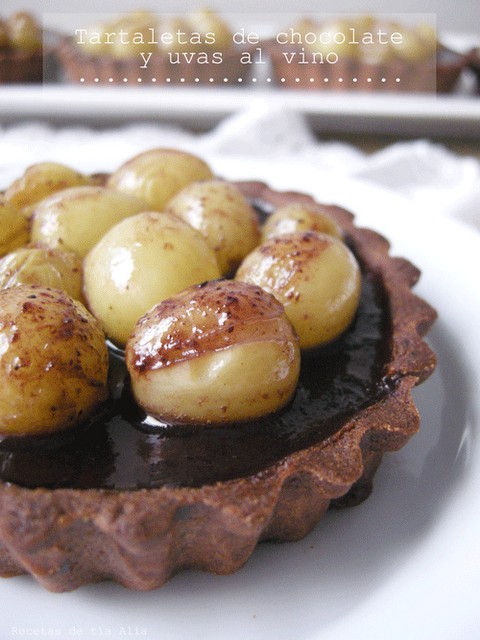 Tartaletas de chocolate y uvas al vino