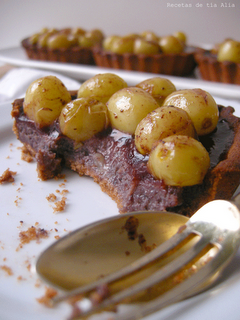Tartaletas de chocolate y uvas al vino