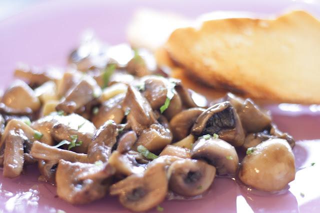 CHAMPIÑONES AL AJILLO