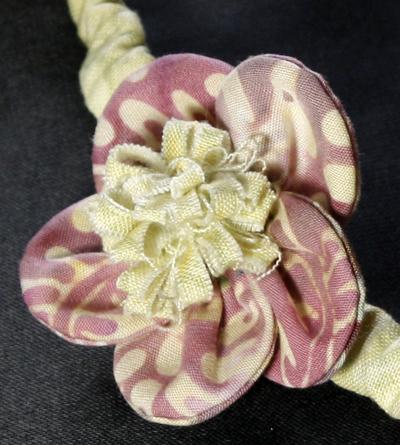 Felpa collar flores de tela