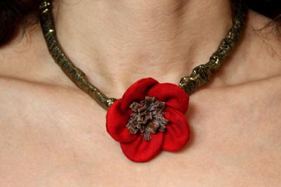 Felpa collar flores de tela