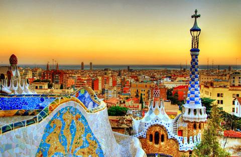 Vista de Barcelona con primer plano de construcciones de Gaudí