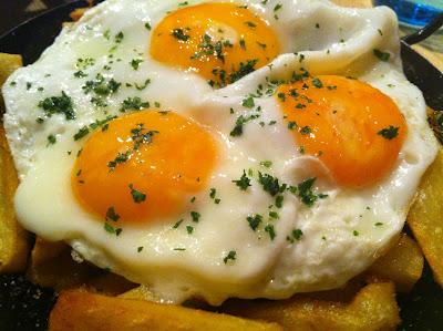 Atea, cena en la gran puerta lateral.