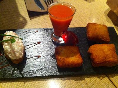 Atea, cena en la gran puerta lateral.