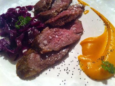 Atea, cena en la gran puerta lateral.