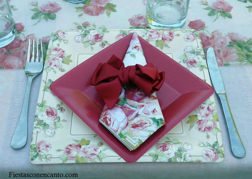 Decoración mesa cumpleaños con rosas rojas