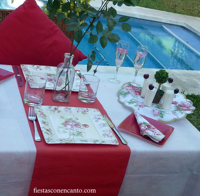 Decoración mesa cumpleaños con rosas rojas