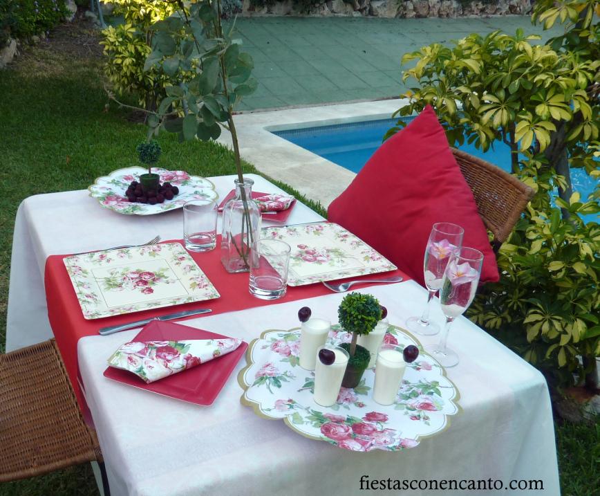 Decoración mesa cumpleaños con rosas rojas