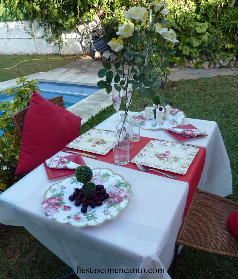 Decoración mesa cumpleaños con rosas rojas