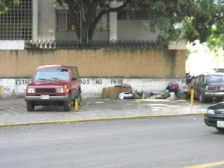 EL RECREO COMUNA Eje Nº 5 - Familia Indigente duermen en una Plaza