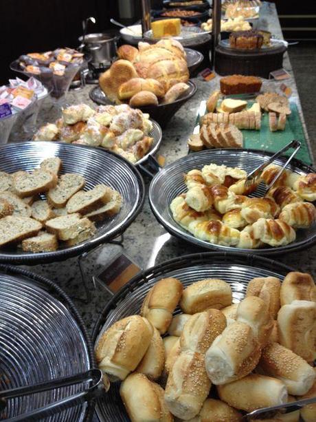 Ridículos cruasanes pequeños que inundan los bufés de hotel de medio pelo