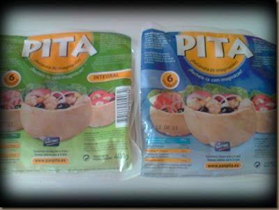 cena pìtas de carne picada y ensalada