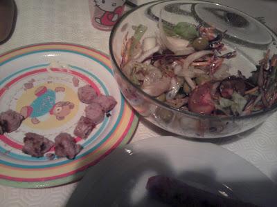 cena longanizas y ensalada