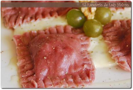 Pasta fresca: Ravioli de remolacha rellenos de carne y nueces con salsa de gorgonzola - CWK