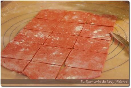 Pasta fresca: Ravioli de remolacha rellenos de carne y nueces con salsa de gorgonzola - CWK