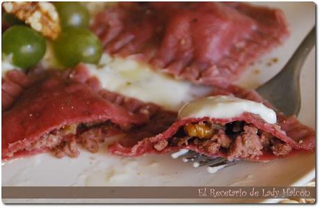 Pasta fresca: Ravioli de remolacha rellenos de carne y nueces con salsa de gorgonzola - CWK