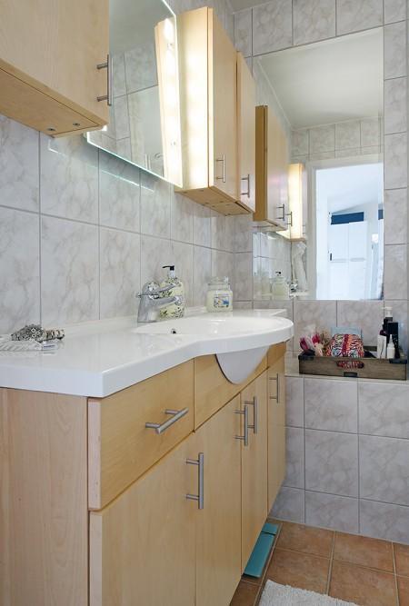 texturas decoración suelo de madera sin tratar silla eames mecedor blanco muebles de diseño nórdicos inspiración nórdica estilo sueco decoración estilo nórdico diseño nórdico diseño de interiores decoración nórdica decoración en blanco decoración de interiores decoración con textiles deco blogger blog interiorismo blog interiores blog estilo nórdico blog decoración nórdica blog deco accesorios para el hogar estilo nórdico 