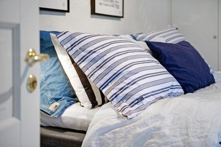 texturas decoración suelo de madera sin tratar silla eames mecedor blanco muebles de diseño nórdicos inspiración nórdica estilo sueco decoración estilo nórdico diseño nórdico diseño de interiores decoración nórdica decoración en blanco decoración de interiores decoración con textiles deco blogger blog interiorismo blog interiores blog estilo nórdico blog decoración nórdica blog deco accesorios para el hogar estilo nórdico 