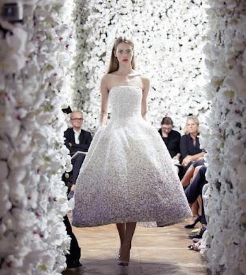 Las flores en el desfile de Christian Dior