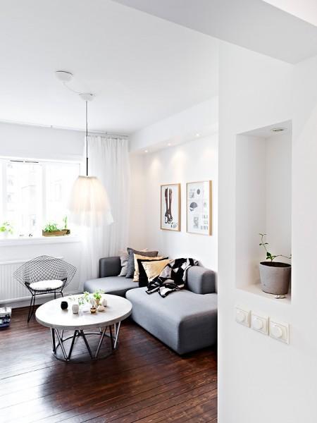 suelo de madera oscuro sofá gris sitio de almacenaje cocina sillas eames patas madera negras silla diamante metal negro nichos de obra decoración muebles de diseño nórdicos muebles de diseño lámparas de diseño decoración interiorismo estudios y pisos pequeños inspiración nórdica falsa chimenea de aceite estilo sueco decoración estilo nórdico diseño nórdico diseño de interiores de estudios diseño de interiores decoración pisos pequeños decoración nórdica decoración estudio decoración en blanco decoración de interiores deco blogger cogines para sillas eames blog interiorismo nórdico blog interiorismo blog interiores blog estilo nórdico blog decoración nórdica blog deco accesorios para el hogar estilo nórdico 