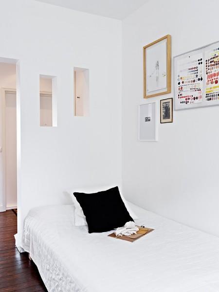 suelo de madera oscuro sofá gris sitio de almacenaje cocina sillas eames patas madera negras silla diamante metal negro nichos de obra decoración muebles de diseño nórdicos muebles de diseño lámparas de diseño decoración interiorismo estudios y pisos pequeños inspiración nórdica falsa chimenea de aceite estilo sueco decoración estilo nórdico diseño nórdico diseño de interiores de estudios diseño de interiores decoración pisos pequeños decoración nórdica decoración estudio decoración en blanco decoración de interiores deco blogger cogines para sillas eames blog interiorismo nórdico blog interiorismo blog interiores blog estilo nórdico blog decoración nórdica blog deco accesorios para el hogar estilo nórdico 