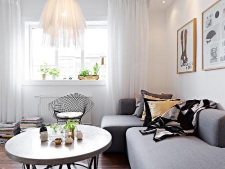 suelo de madera oscuro sofá gris sitio de almacenaje cocina sillas eames patas madera negras silla diamante metal negro nichos de obra decoración muebles de diseño nórdicos muebles de diseño lámparas de diseño decoración interiorismo estudios y pisos pequeños inspiración nórdica falsa chimenea de aceite estilo sueco decoración estilo nórdico diseño nórdico diseño de interiores de estudios diseño de interiores decoración pisos pequeños decoración nórdica decoración estudio decoración en blanco decoración de interiores deco blogger cogines para sillas eames blog interiorismo nórdico blog interiorismo blog interiores blog estilo nórdico blog decoración nórdica blog deco accesorios para el hogar estilo nórdico 