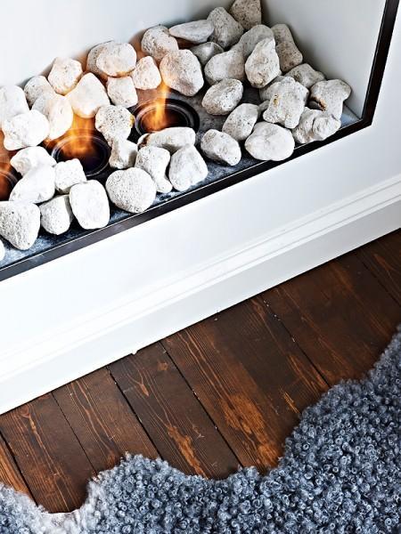 suelo de madera oscuro sofá gris sitio de almacenaje cocina sillas eames patas madera negras silla diamante metal negro nichos de obra decoración muebles de diseño nórdicos muebles de diseño lámparas de diseño decoración interiorismo estudios y pisos pequeños inspiración nórdica falsa chimenea de aceite estilo sueco decoración estilo nórdico diseño nórdico diseño de interiores de estudios diseño de interiores decoración pisos pequeños decoración nórdica decoración estudio decoración en blanco decoración de interiores deco blogger cogines para sillas eames blog interiorismo nórdico blog interiorismo blog interiores blog estilo nórdico blog decoración nórdica blog deco accesorios para el hogar estilo nórdico 