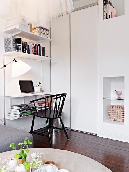 suelo de madera oscuro sofá gris sitio de almacenaje cocina sillas eames patas madera negras silla diamante metal negro nichos de obra decoración muebles de diseño nórdicos muebles de diseño lámparas de diseño decoración interiorismo estudios y pisos pequeños inspiración nórdica falsa chimenea de aceite estilo sueco decoración estilo nórdico diseño nórdico diseño de interiores de estudios diseño de interiores decoración pisos pequeños decoración nórdica decoración estudio decoración en blanco decoración de interiores deco blogger cogines para sillas eames blog interiorismo nórdico blog interiorismo blog interiores blog estilo nórdico blog decoración nórdica blog deco accesorios para el hogar estilo nórdico 