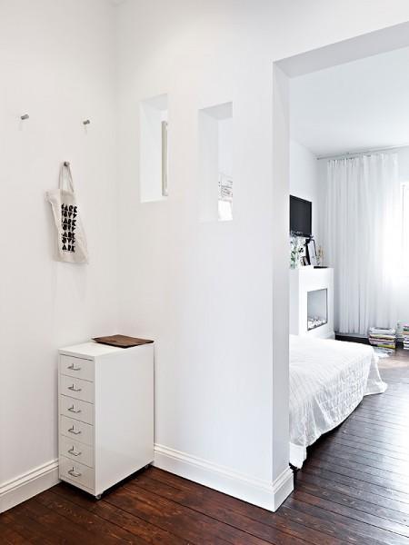 suelo de madera oscuro sofá gris sitio de almacenaje cocina sillas eames patas madera negras silla diamante metal negro nichos de obra decoración muebles de diseño nórdicos muebles de diseño lámparas de diseño decoración interiorismo estudios y pisos pequeños inspiración nórdica falsa chimenea de aceite estilo sueco decoración estilo nórdico diseño nórdico diseño de interiores de estudios diseño de interiores decoración pisos pequeños decoración nórdica decoración estudio decoración en blanco decoración de interiores deco blogger cogines para sillas eames blog interiorismo nórdico blog interiorismo blog interiores blog estilo nórdico blog decoración nórdica blog deco accesorios para el hogar estilo nórdico 