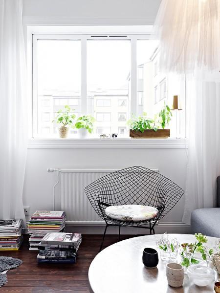 suelo de madera oscuro sofá gris sitio de almacenaje cocina sillas eames patas madera negras silla diamante metal negro nichos de obra decoración muebles de diseño nórdicos muebles de diseño lámparas de diseño decoración interiorismo estudios y pisos pequeños inspiración nórdica falsa chimenea de aceite estilo sueco decoración estilo nórdico diseño nórdico diseño de interiores de estudios diseño de interiores decoración pisos pequeños decoración nórdica decoración estudio decoración en blanco decoración de interiores deco blogger cogines para sillas eames blog interiorismo nórdico blog interiorismo blog interiores blog estilo nórdico blog decoración nórdica blog deco accesorios para el hogar estilo nórdico 