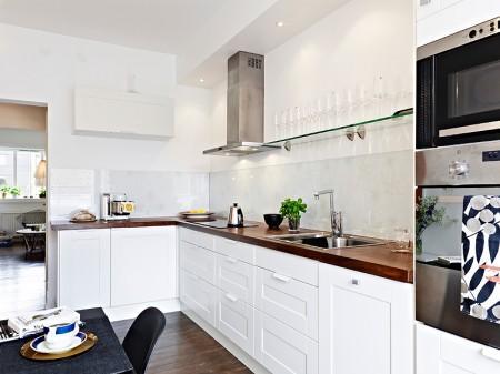 suelo de madera oscuro sofá gris sitio de almacenaje cocina sillas eames patas madera negras silla diamante metal negro nichos de obra decoración muebles de diseño nórdicos muebles de diseño lámparas de diseño decoración interiorismo estudios y pisos pequeños inspiración nórdica falsa chimenea de aceite estilo sueco decoración estilo nórdico diseño nórdico diseño de interiores de estudios diseño de interiores decoración pisos pequeños decoración nórdica decoración estudio decoración en blanco decoración de interiores deco blogger cogines para sillas eames blog interiorismo nórdico blog interiorismo blog interiores blog estilo nórdico blog decoración nórdica blog deco accesorios para el hogar estilo nórdico 