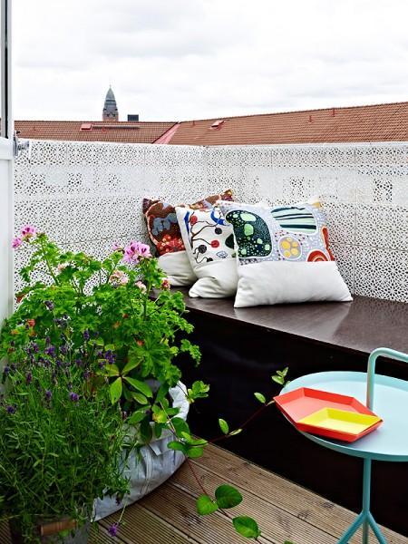 suelo de madera oscuro sofá gris sitio de almacenaje cocina sillas eames patas madera negras silla diamante metal negro nichos de obra decoración muebles de diseño nórdicos muebles de diseño lámparas de diseño decoración interiorismo estudios y pisos pequeños inspiración nórdica falsa chimenea de aceite estilo sueco decoración estilo nórdico diseño nórdico diseño de interiores de estudios diseño de interiores decoración pisos pequeños decoración nórdica decoración estudio decoración en blanco decoración de interiores deco blogger cogines para sillas eames blog interiorismo nórdico blog interiorismo blog interiores blog estilo nórdico blog decoración nórdica blog deco accesorios para el hogar estilo nórdico 