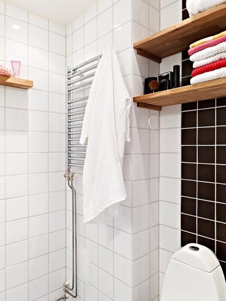 suelo de madera oscuro sofá gris sitio de almacenaje cocina sillas eames patas madera negras silla diamante metal negro nichos de obra decoración muebles de diseño nórdicos muebles de diseño lámparas de diseño decoración interiorismo estudios y pisos pequeños inspiración nórdica falsa chimenea de aceite estilo sueco decoración estilo nórdico diseño nórdico diseño de interiores de estudios diseño de interiores decoración pisos pequeños decoración nórdica decoración estudio decoración en blanco decoración de interiores deco blogger cogines para sillas eames blog interiorismo nórdico blog interiorismo blog interiores blog estilo nórdico blog decoración nórdica blog deco accesorios para el hogar estilo nórdico 