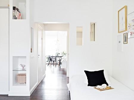 suelo de madera oscuro sofá gris sitio de almacenaje cocina sillas eames patas madera negras silla diamante metal negro nichos de obra decoración muebles de diseño nórdicos muebles de diseño lámparas de diseño decoración interiorismo estudios y pisos pequeños inspiración nórdica falsa chimenea de aceite estilo sueco decoración estilo nórdico diseño nórdico diseño de interiores de estudios diseño de interiores decoración pisos pequeños decoración nórdica decoración estudio decoración en blanco decoración de interiores deco blogger cogines para sillas eames blog interiorismo nórdico blog interiorismo blog interiores blog estilo nórdico blog decoración nórdica blog deco accesorios para el hogar estilo nórdico 