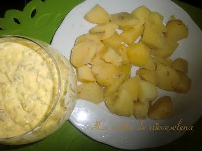 Patatas con salsa tártara