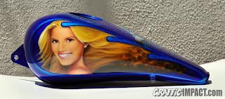 Aerografía en el deposito de gasolina de una Leonart Daytona