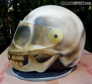 Aerografia de un cráneo en un casco