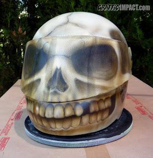 Aerografia de un cráneo en un casco