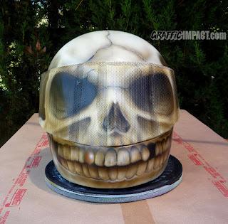 Aerografia de un cráneo en un casco