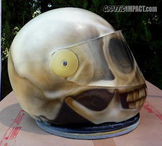 Aerografia de un cráneo en un casco