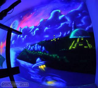 Blacklight art, mural con luz negra UV