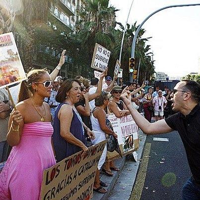 Foto: Son , somos y las diferencias de las generalidades  Antes leyendo los comentarios sobre el parany, otra barbaridad mas que se esconde bajo el opaco manto de las tradiciones , veo comentarios que me duelen , comentarios que no es la primera vez que veo y que intento hacer ver no solo lo injustos que son sino como a los activistas por los animales españoles son duelen sin merecerlos   A mi , y por tanto en esta página , no se me ocurre decir que los mexicanos son unos hijos de maltratadores , después de leer como un ex-obispo ( Onesimo Cepeda ) suelta perlas como “ Las plazas de toros no tienen techo porque a Dios le gusta disfrutar de las corridas” o “ Dios ama el maltrato animal) , no jamás se me ocurría entre otras cuestiones porque una de las mujeres referentes para mi a la que admiro y respeto profundamente es tb mexicana Lydia Cacho   No creo que después de los casos de Harvey, Gasper o Luz, hayáis leído ni un solo comentario ofensivo hacia los argentinos en general , no creo que nadie sea capaz de pensar que todos los argentinos son psicópatas... y así se podría seguir país por país  Sin embargo vosotros si generalizáis con los españoles, no amigos , ni mucho menos todos los españoles estamos de acuerdo con la tauromaquia, de hecho somos muchos mas los que luchamos por erradicar esa barbarie , otra cosa es la imagen que políticos y gobernantes quieran dar porque ven peligrar grandes montantes económicos    Los cazadores son una mínima parte de la sociedad española, somos muchos mas los que pedimos leyes y controles   Españoles son también los que recogen a los perros/gatos de las calles, carreteras, españoles son también los que cada dia los cuidan , españoles son tb los que se dejan la vida para sacar lo necesario para curarlos, españoles son tb los que en vez de ver una película o leer un libro están difundiendo para que ese tenga un hogar, el otro consiga las vacunas, aquel se pueda operar y todos sepan que hay alguien que piensa en ellos y que lucha a su lado  Españoles son tb los que salen a la calle gritando las barbaridades que otros hacen y la mayoría no queremos permitir Españoles son tb los que denuncia ante la sociedad, ante la justicia y ante Europa para lograr un respeto hacia los animales   La próxima vez que pongáis “los españoles  son” pensad que somos mas los que luchamos que los que hacen barbaridades y el que lo ha hecho probablemente no te va a leer, pero el que intenta salvarlo si , entonces …. ¿se merece ese insulto?  Para los que ahora se preguntan ¿entonces tu porque generalizas con los cazadores?, la respuesta es muy sencilla, porque entre los cazadores no hay movimientos de denuncia contra los desmanes, sino simplemente esconderse bajo un “si pero yo  no “ “eso era antes” , “exageraciones” … mientras que no haya una lucha activa de los cazadores legales ( que no buenos) contra los que hacen barbaridad tras barbaridad , mientras tanto , serán cómplices de ellos y por tanto culpables … la diferencia entre una generalización y otra está clara  ¿no?