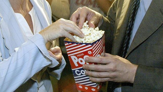 Enferma por comer palomitas y obtiene una indemnización millonaria