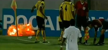 Lanzan una granada de mano al césped durante un partido en Irán