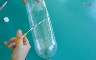 Divertido dispensador de bolsas hecho con una botella de plástico