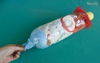 Divertido dispensador de bolsas hecho con una botella de plástico