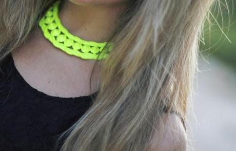 Fluo necklace with black dres