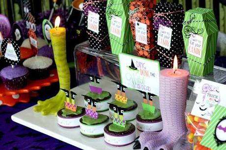 Mesa decorada con velas y postres